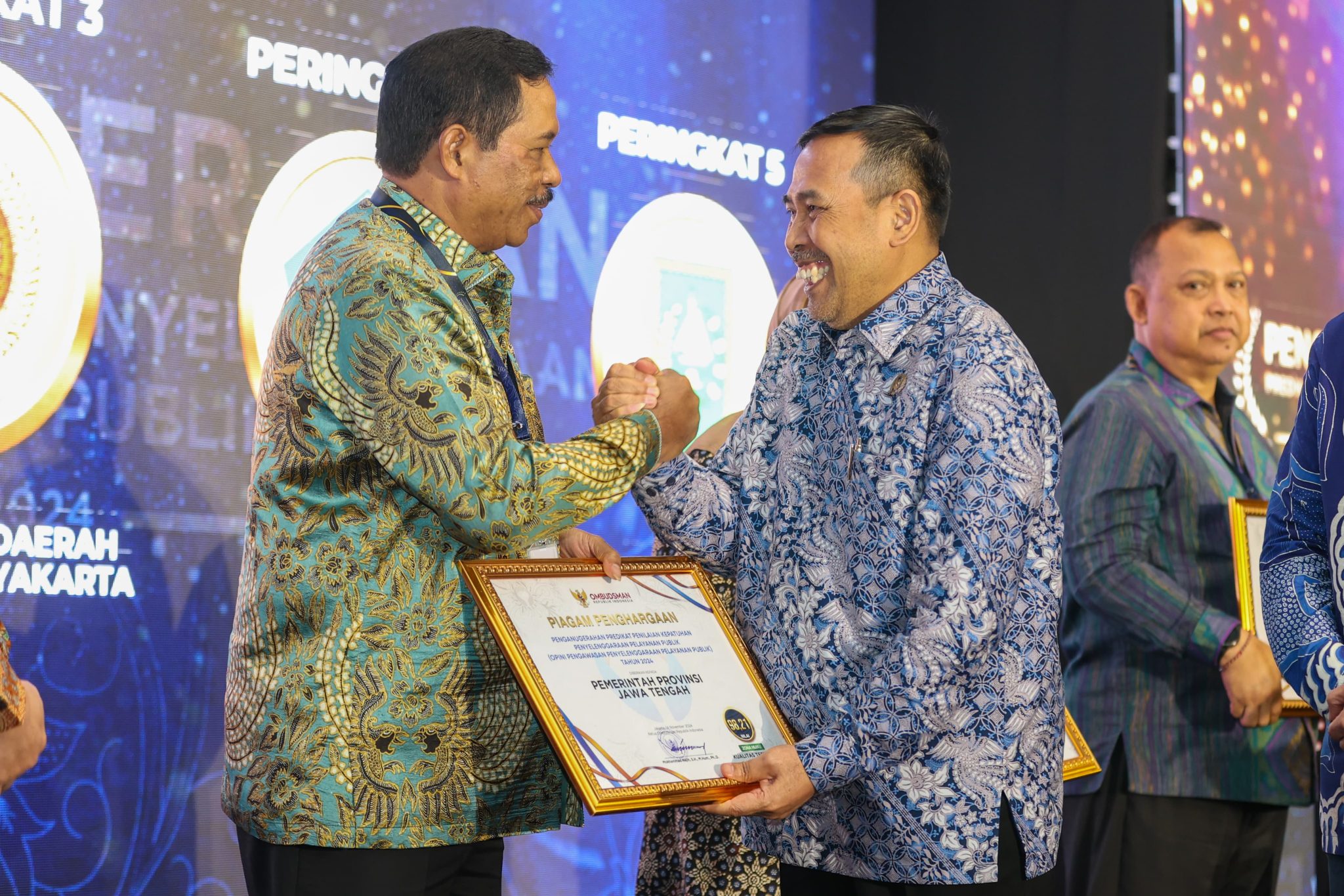 Ketua Ombudsman RI, Mokhammad Najih saat menyerahkan piagam penghargaan kepada Penjabat (Pj) Gubernur Jawa Tengah, Nana Sudjana, dalam acara yang digelar di Hotel Le Méridien, Jakarta, Kamis (14/11/2024)