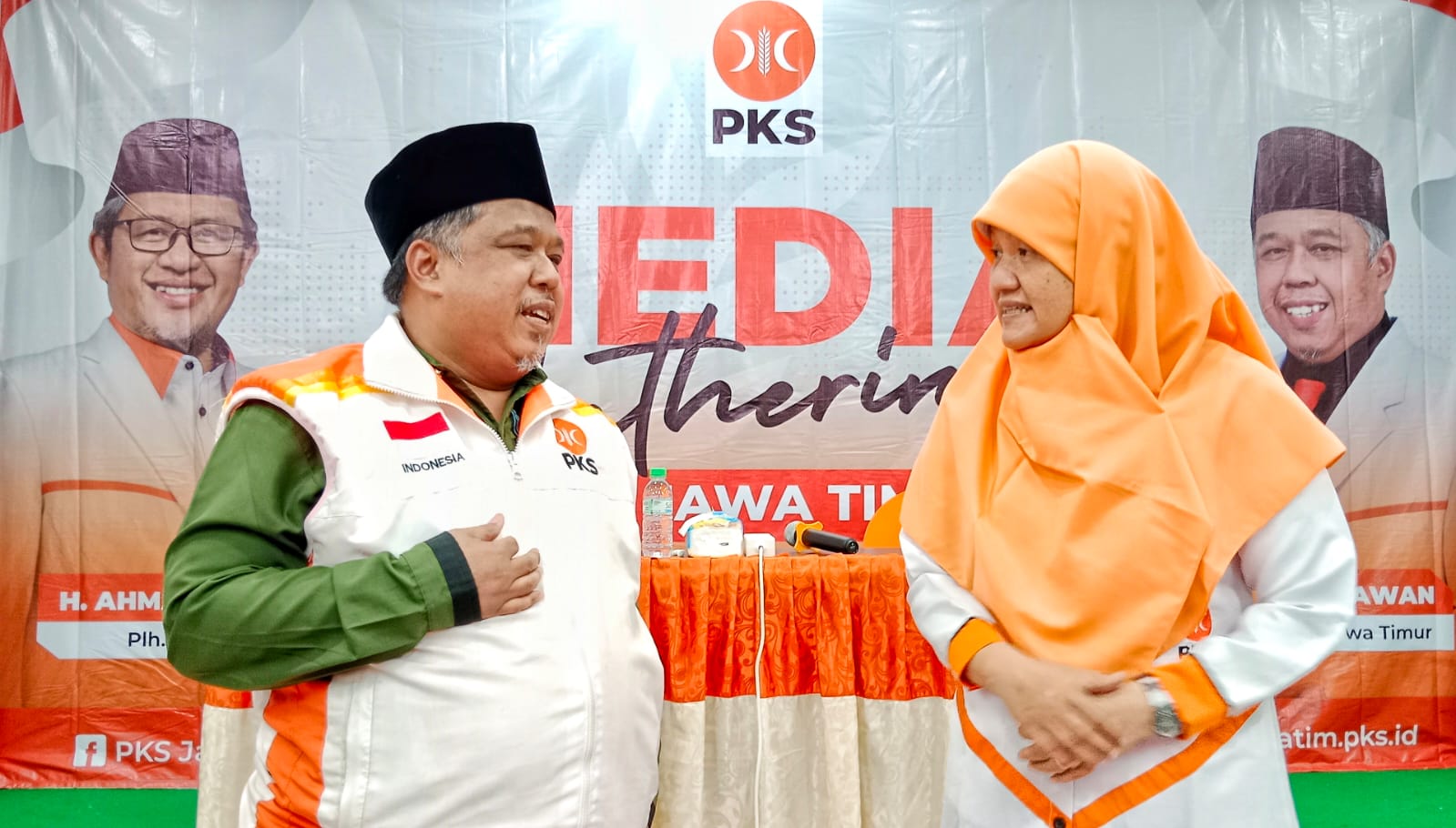 Ketua DPW PKS Jawa Timur, Irwan Setiawan, bersama Anggota Komisi V DPR RI Dapil Jatim I (Surabaya-Sidoarjo), Reni Astuti, menggelar Media Gathering dengan wartawan politik di kantor DPW PKS Jatim, Minggu (17/11/2024) petang. foto : prasetyo
