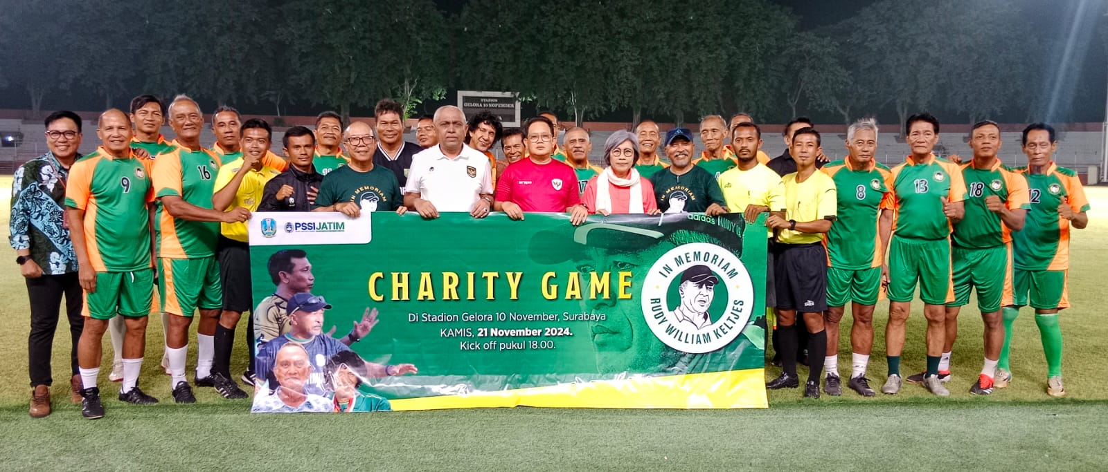 Para legenda sepak bola Jawa Timur berkumpul di Stadion Gelora 10 Nopember Surabaya, Kamis (21/11) malam, dalam sebuah pertandingan amal bertajuk Charity Game untuk mengenang Rudy William Keltjes.