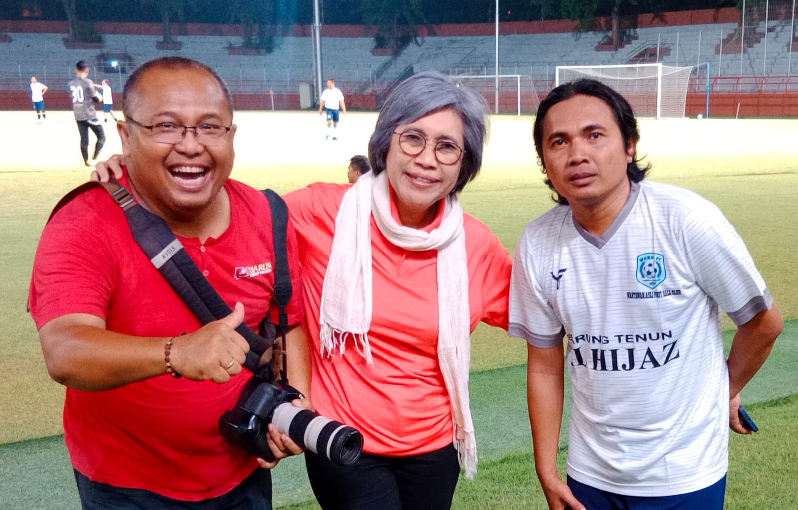 Indah Kurnia bersama Prasetyo dan Miftah, wartawan peliput Persebaya