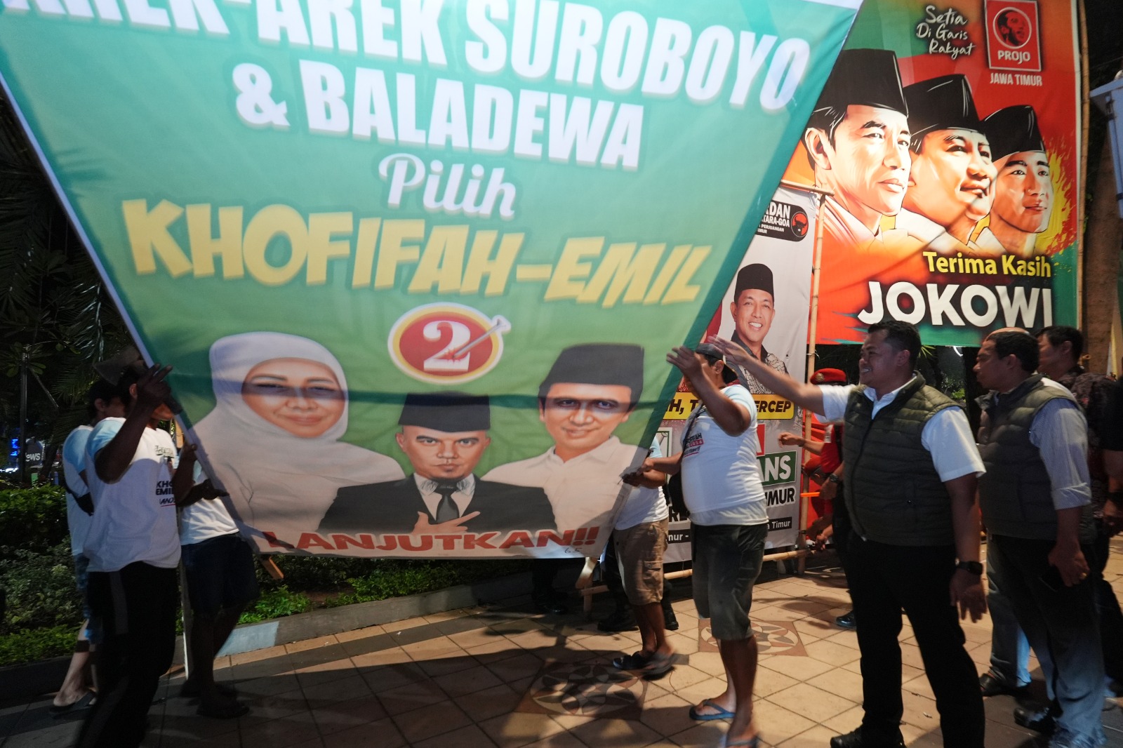 Tepat pada Minggu dini hari (24/11/2024), Komisi Pemilihan Umum (KPU) Jawa Timur mulai menertibkan alat peraga kampanye (APK) Pemilihan Gubernur (Pilgub) 2024.