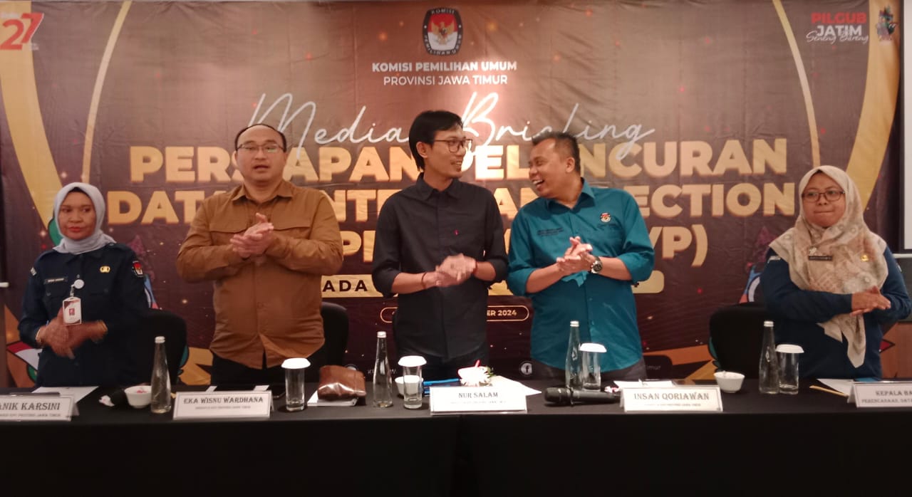 Komisi Pemilihan Umum (KPU) Jatim saat meresmikan pusat data pemilu di Surabaya, Minggu (24/11)