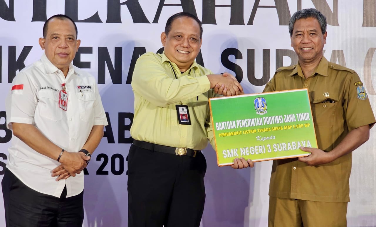 Kepala Dinas ESDM Jatim, Aris Mukiyono, bersama Asisten Perekonomian dan Pembangunan Setdaprov Jatim, Joko Irianto. Kedua pihak tersebut menyerahkan secara simbolis PLTS kepada kepala sekolah SMKN 2 dan SMKN 3 Surabaya
