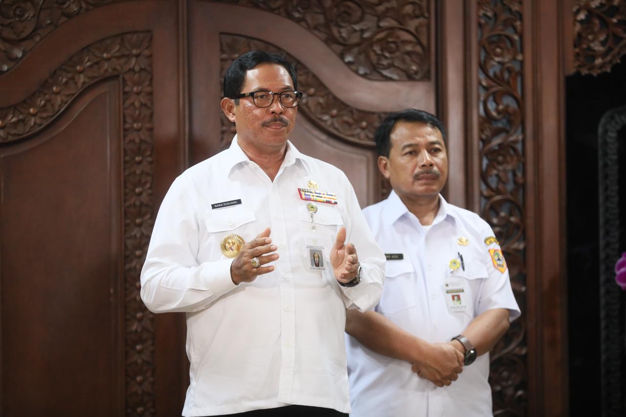 Penjabat (Pj) Gubernur Jawa Tengah, Nana Sudjana, secara resmi mengumumkan besaran Upah Minimum Kabupaten/Kota (UMK), Upah Minimum Sektoral Kabupaten/Kota (UMSK), dan Upah Minimum Sektoral Provinsi (UMSP) untuk tahun 2025, Rabu (18/12/2024).
