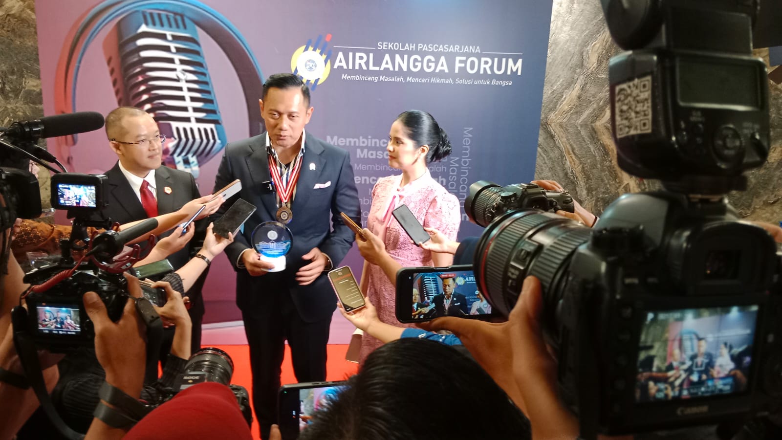 Agus Harimurti Yudhoyono (AHY) memberikan keterangan pers usai menerima penghargaan “Most Outstanding, Inspiring, and Transformative Indonesian Young Leaders” dari Sekolah Pascasarjana Universitas Airlangga, Sabtu, 21 Desember 2024 malam