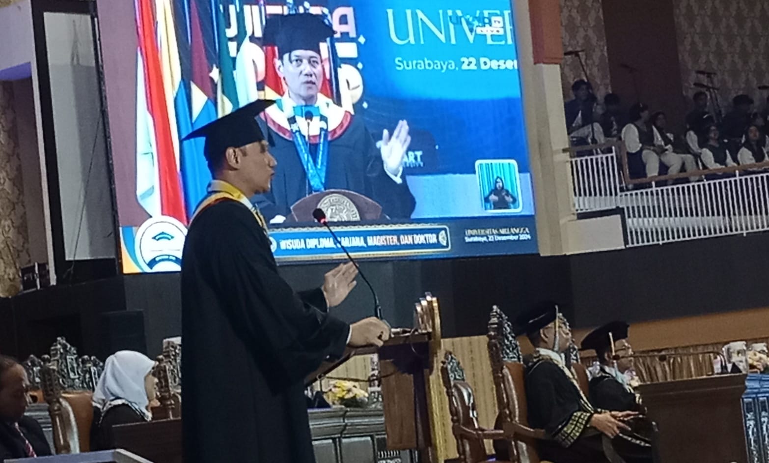 Menteri Koordinator Bidang Infrastruktur dan Pengembangan Wilayah RI, Agus Harimurti Yudhoyono berpidato pada prosesi wisuda di Airlangga Convention CenterUniversitas Airlangga, Surabaya, Minggu (22/12/2024).