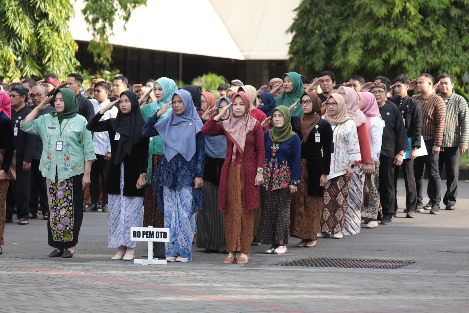 Pemerintah Provinsi Jawa Tengah menggelar upacara bendera untuk memperingati Hari Ibu ke-96, Minggu (22/12/2024)