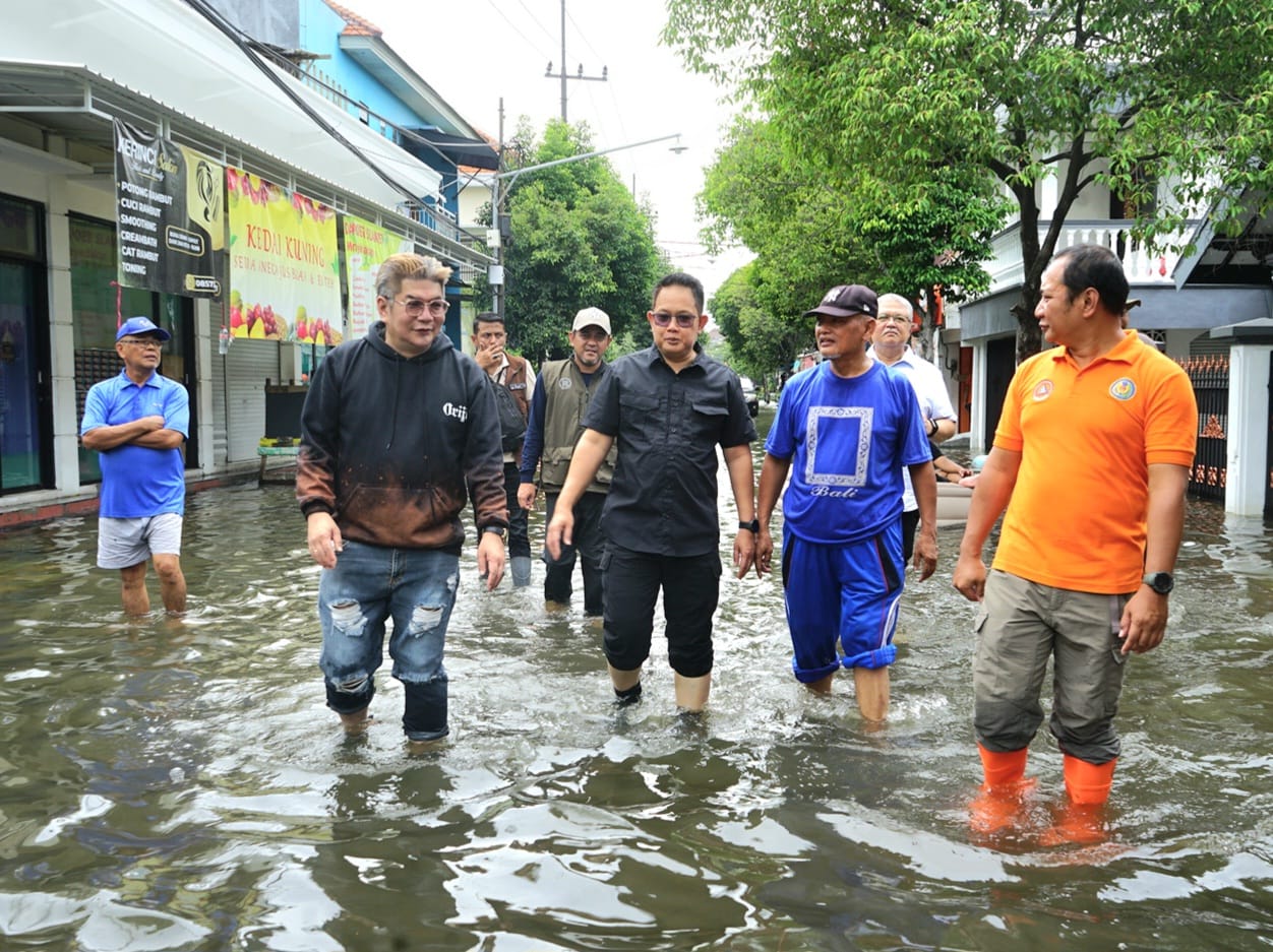 Penjabat (Pj.) Gubernur Jawa Timur, Adhy Karyono, turun langsung meninjau dua wilayah terdampak banjir di Kabupaten Sidoarjo, yaitu Perumahan Pepelegi Indah dan Desa Sawotratap, Kamis (26/12)