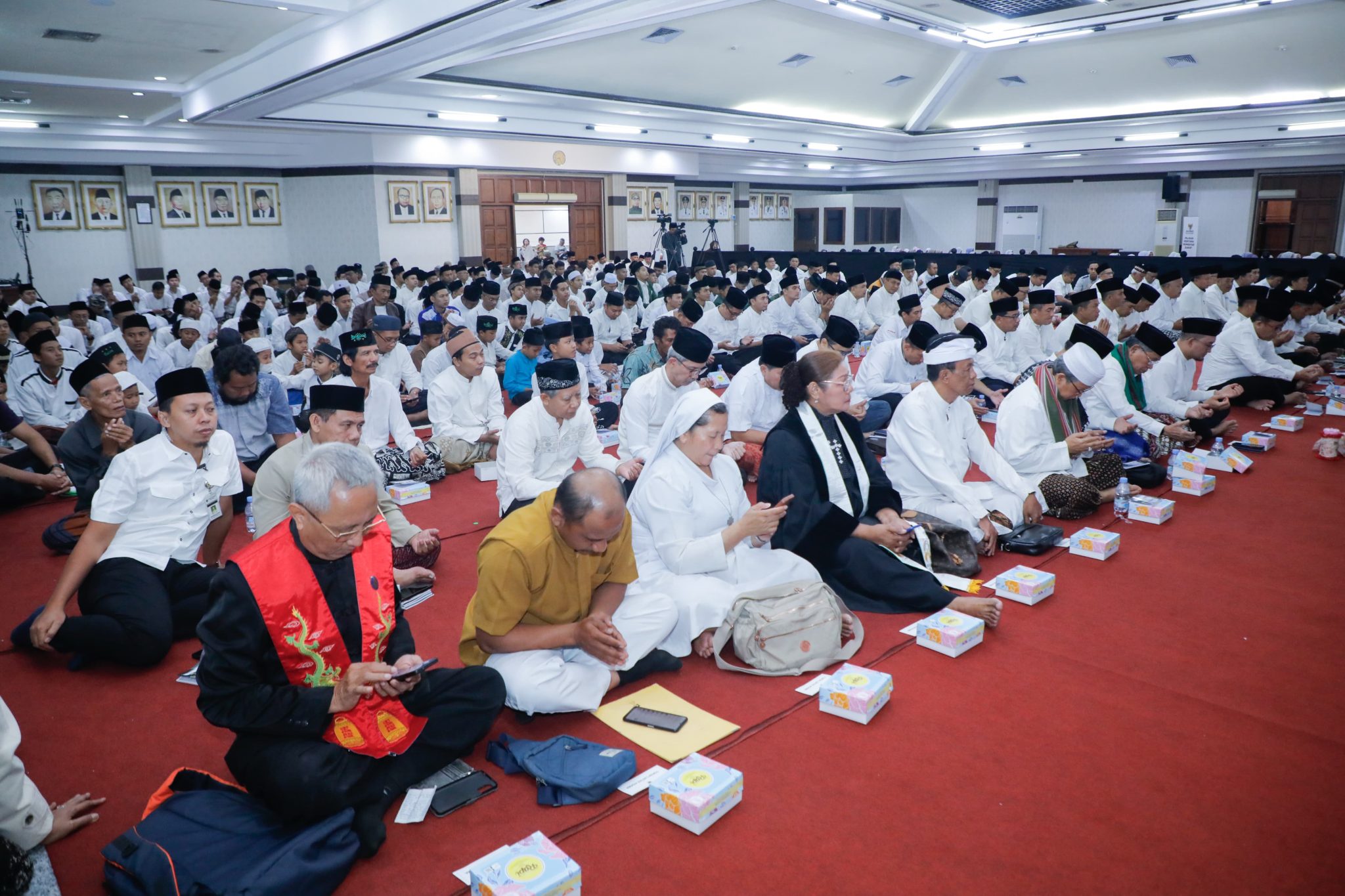 malam pergantian tahun, Selasa (31/12/2024), Pemerintah Provinsi Jawa Tengah menggelar istighosah dan doa bersama lintas agama di Gradhika Bhakti Praja