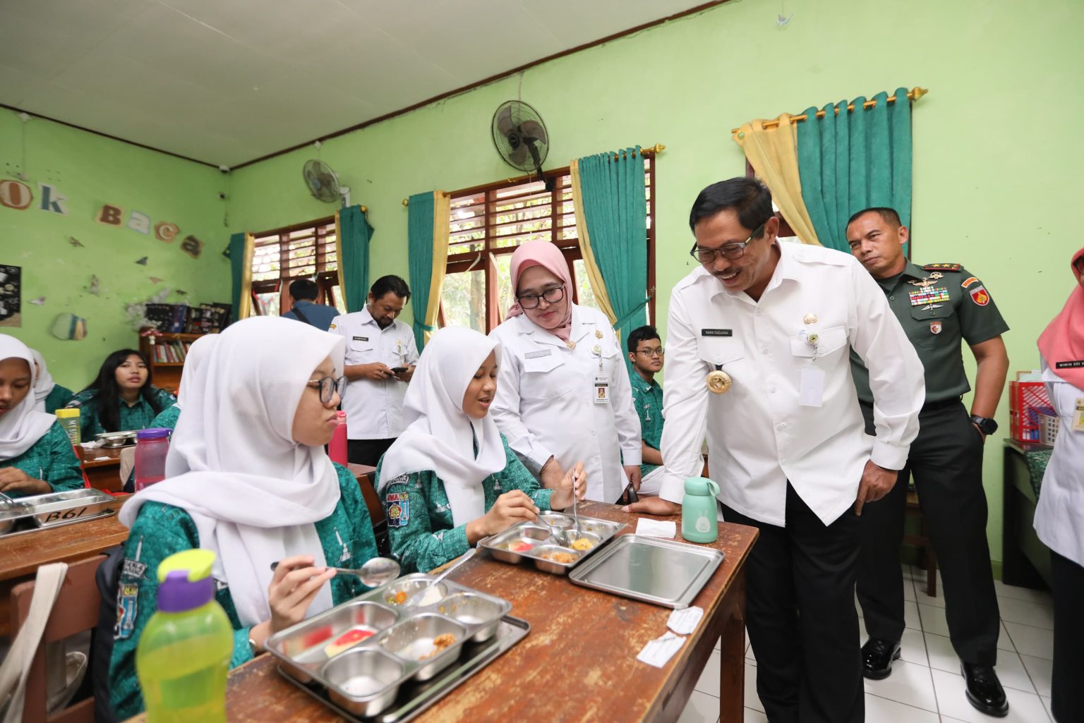 Penjabat (Pj.) Gubernur Jawa Tengah, Nana Sudjana saat meninjau pelaksanaan MBG di SMA Negeri 4 Kota Semarang, Rabu (8/1).