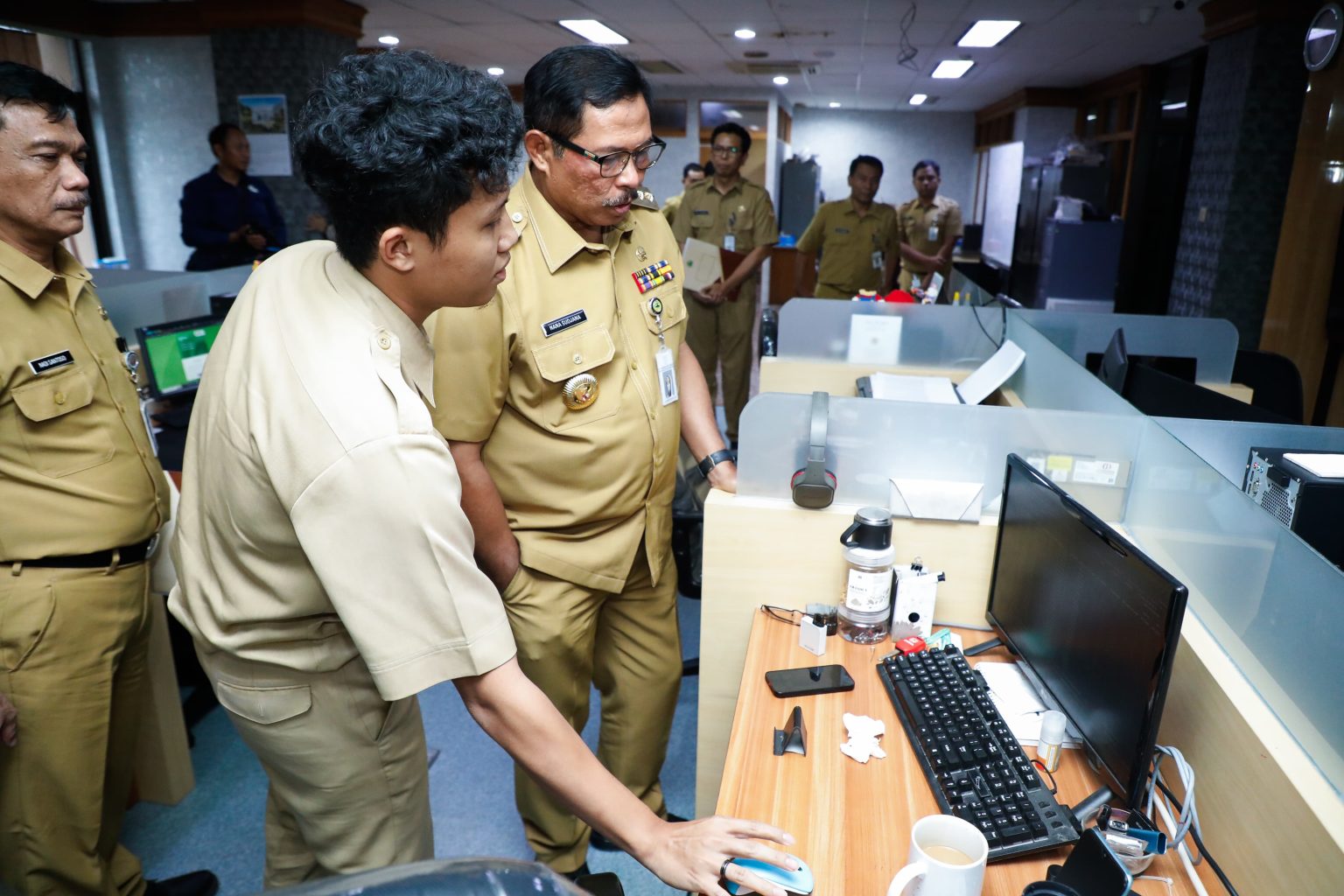 Penjabat (Pj) Gubernur Jawa Tengah, Nana Sudjana saat berkunjung ke kantor Badan Pengelola Pendapatan Daerah (Bapenda) Jateng, Senin (20/1/2025).