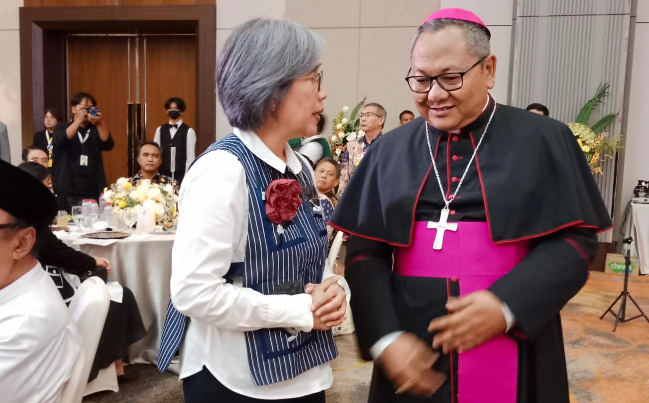  Anggota Komisi IX DPR RI dari partai PDI Perjuangan, Indah Kurnia dan Monsignor (Mgr) Agustinus Tri Budi Utomo atau yang akrab disapa Romo Didik dalam acara open house perayaan pentahbisan Keuskupan Surabaya, Kamis (23/1) malam