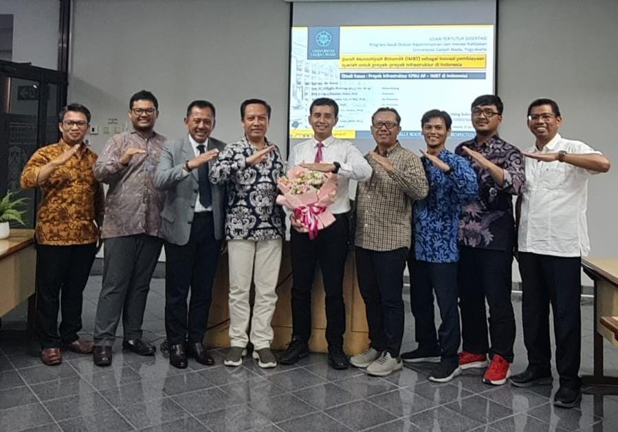 Anggota DPR Heru Tjahjono saat menjadi penguji eksternal di UGM