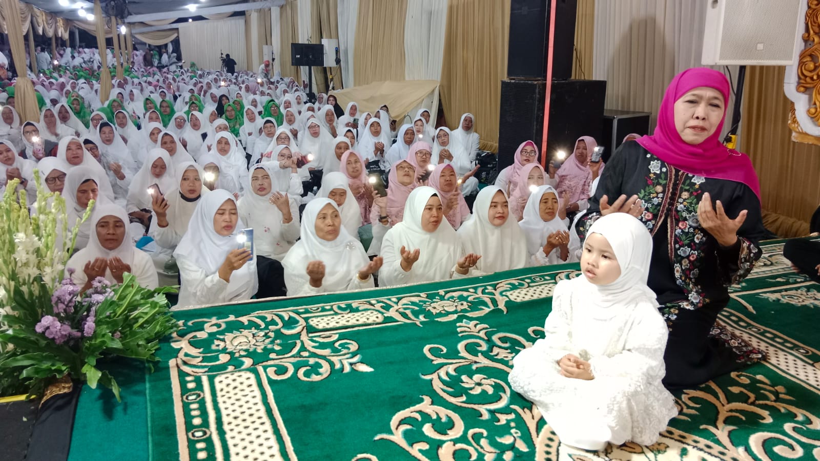 Calon Gubernur Jawa Timur terpilih Khofifah Indar Parawansa menggelar acara pengajian di kediamannya di kawasan Jemursari, wonocolo Surabaya, Senin (27/1). malam.  (foto : prasetyo) 