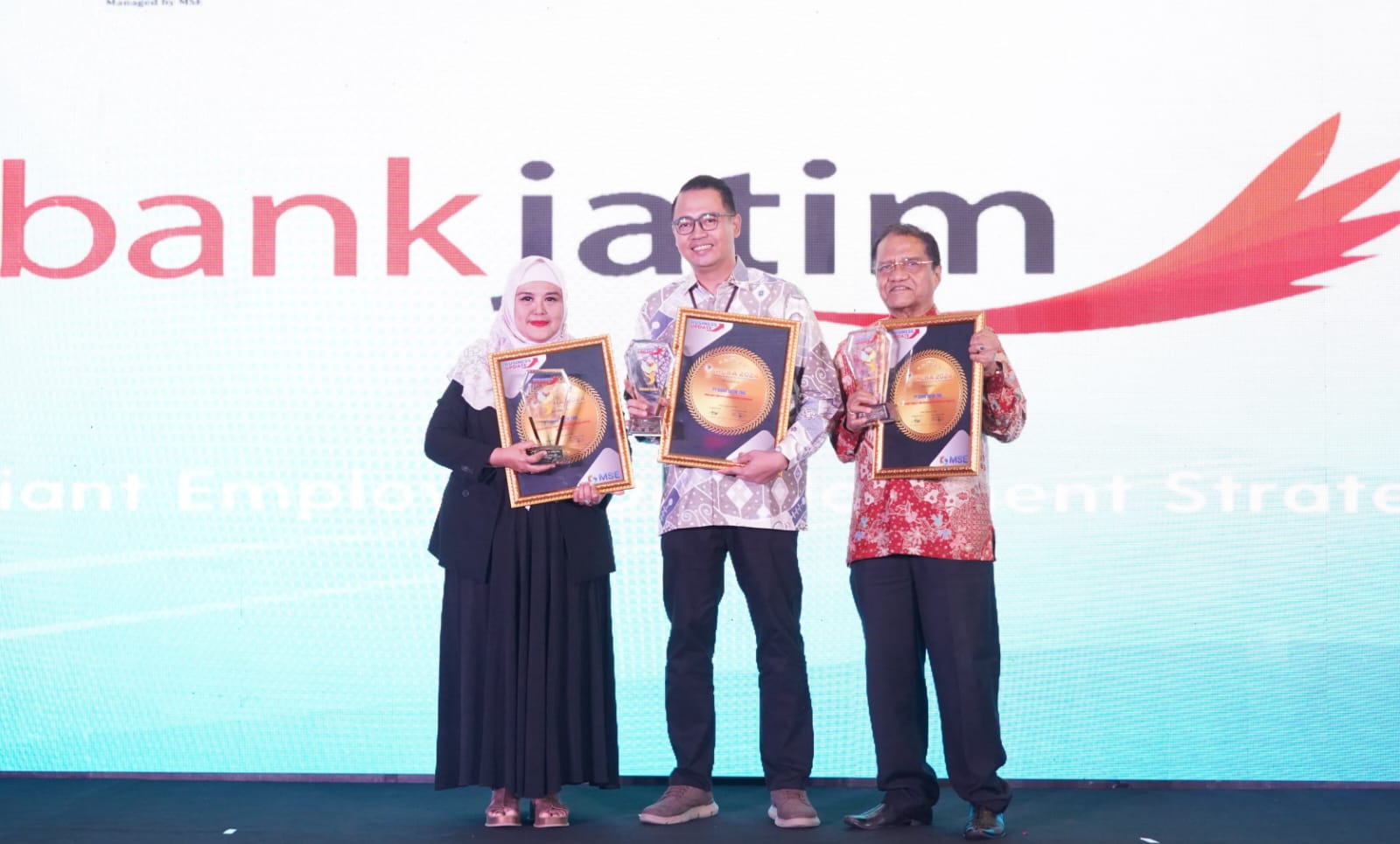 bankjatim sukses meraih  penghargaan dari Indonesia Human Capital Brilliance Award (IHCBA),  Jumat (24/1), 