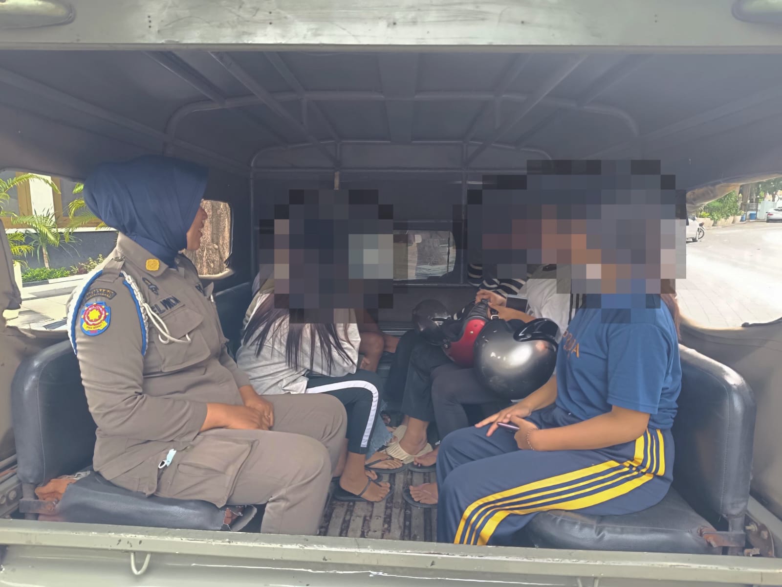 Enam remaja putri di Surabaya diamankan oleh Satuan Polisi Pamong Praja (Satpol PP) Kota Surabaya setelah kedapatan terlibat perkelahian di depan Kantor Pemerintah Kota (Pemkot) Surabaya, Selasa (28/1/2025).