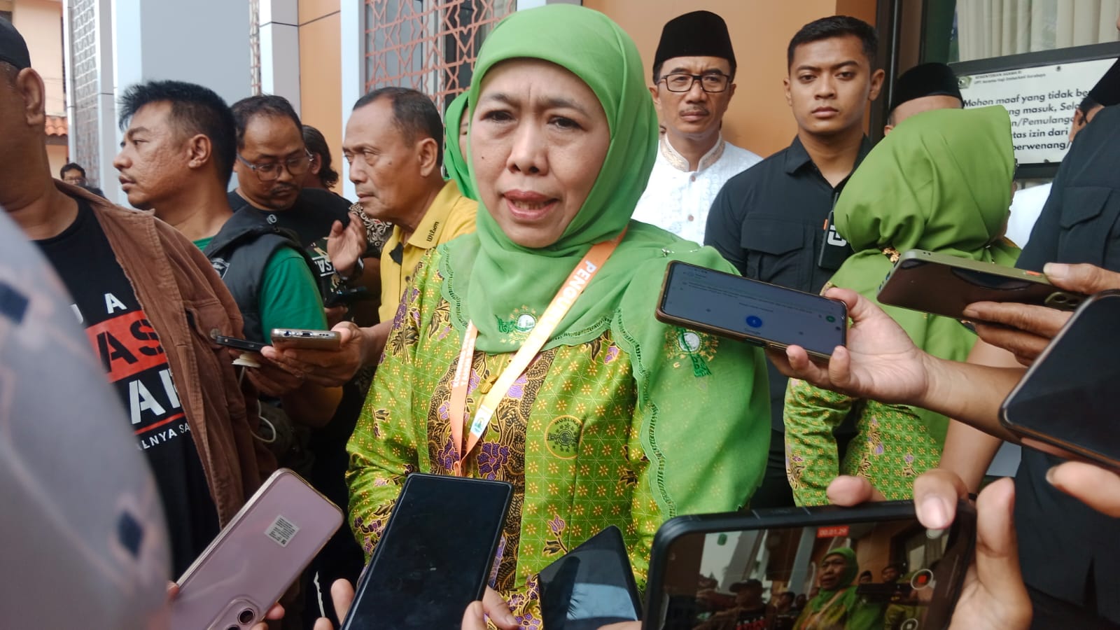 Ketua Umum Dewan Pembina PP Muslimat NU, Khofifah Indar Parawansa memberikan keterangan pers usai penutupan Kongres XVIII Muslimat Nahdlatul Ulama (NU), Sabtu (15/2/2025).