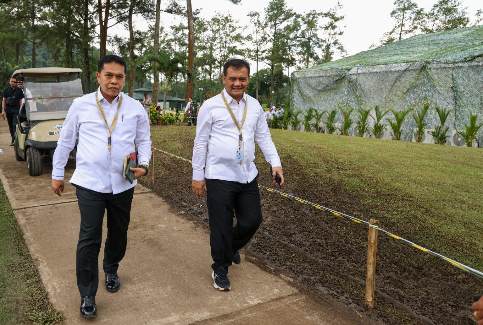 Gubernur Jawa Tengah, Ahmad Luthfi, (kanan) bersama kepala daerah lainnya memasuki hari kelima kegiatan retret di Akademi Militer (Akmil) Magelang