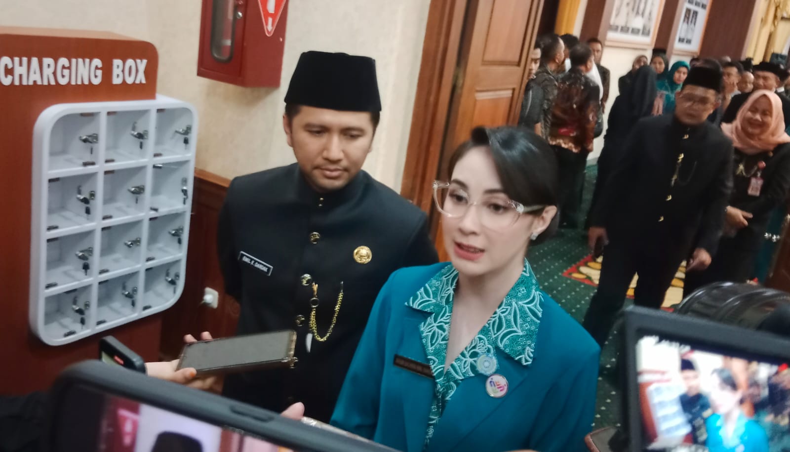 Ketua Tim Penggerak PKK Jatim Arumi Bachsin  saat memberikan keterangan pers usai pertemuan Tim Penggerak PKK Jawa Timur