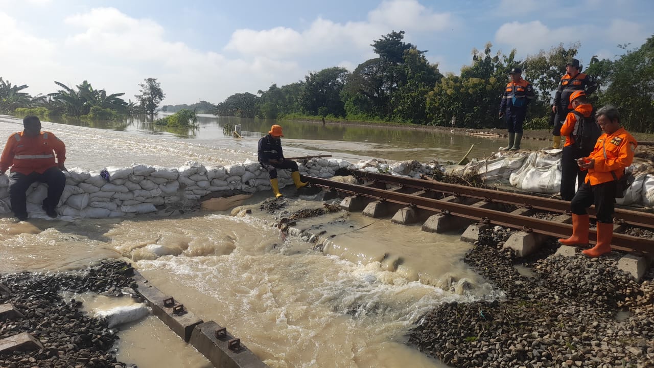 Hujan deras pada Minggu (9/3/2025) mengakibatkan dua tanggul jebol dan meluapkan air hingga merendam 21 desa di enam kecamatan.