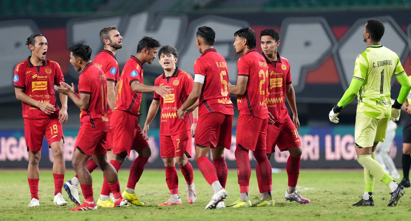 Malam yang penuh drama tersaji di Stadion Patriot Candrabhaga, Minggu (9/3/2025), saat Persija Jakarta harus mengakui keunggulan Arema FC dengan skor 1-3.