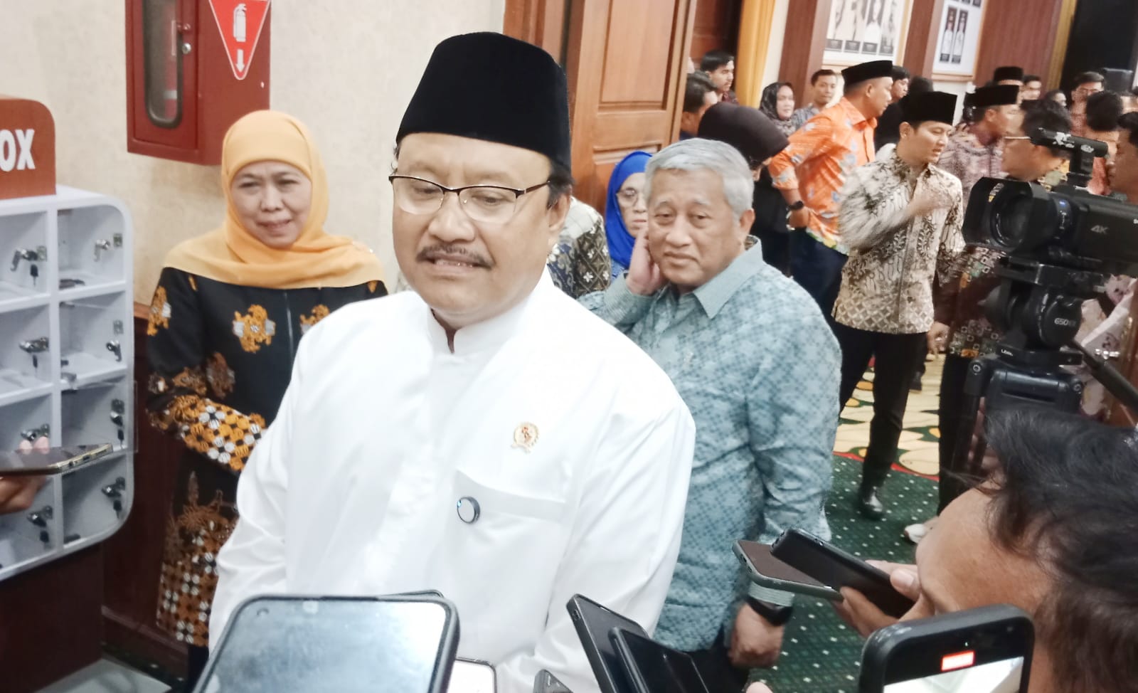 Menteri Sosial Saifullah Yusuf, lmemberikan keterangan pets usai menggelar pertemuan penting dengan Gubernur Jawa Timur Khofifah Indar Parawansa dan sejumlah kepala daerah di Gedung Negara Grahadi, Minggu (9/3) malam.