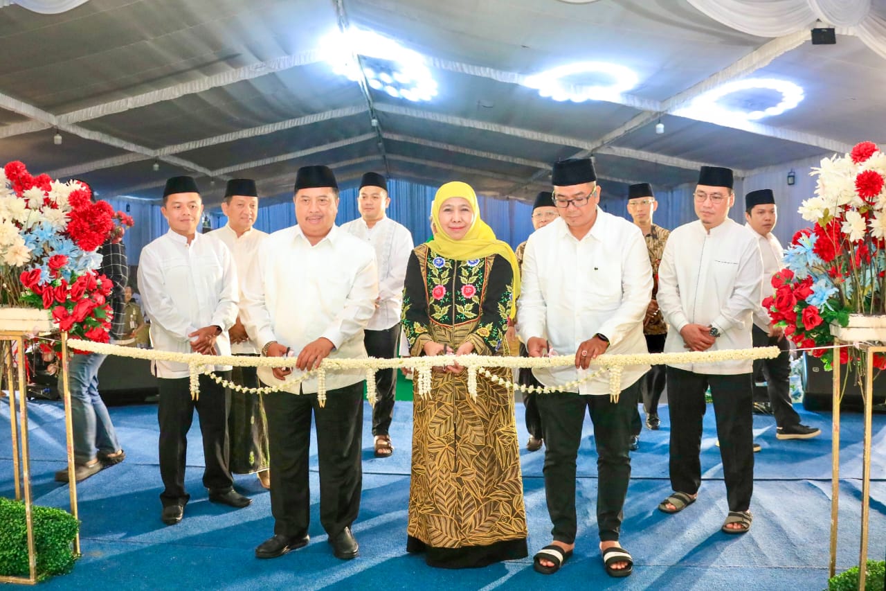 Gubernur Jawa Timur, Khofifah Indar Parawansa, didampingi Bupati Jombang H Warsubi, serta H Juliono saat meresmikan Masjid Ba'i Al Karim di Dusun Banggle, Desa Sukorejo, Kecamatan Perak, Kabupaten Jombang. 