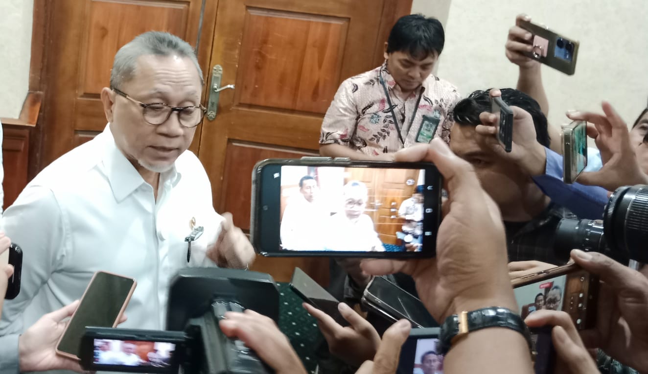 Menteri Koordinator bidang Pangan RI, Zulkifli Hasan usai menghadiri Rapat Koordinasi Ketahanan Pangan di Gedung Negara Grahadi, Surabaya, Jumat (14/3/2025).