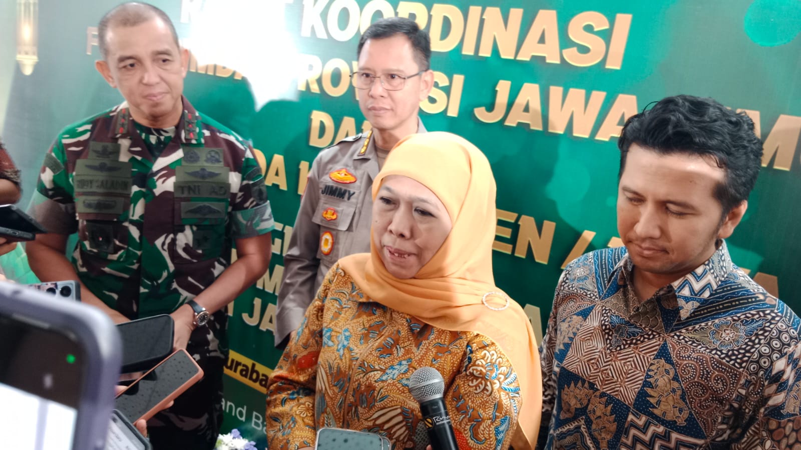 Gubernur Jawa Timur Khofifah Indar Parawansa memberikan keterangan pers usai Rapat Koordinasi (Rakor) Pengamanan Mudik di Grand City Surabaya, Jumat (14/3).
