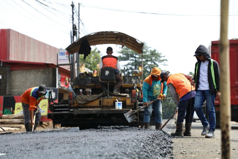 Ruas jalan Jepara-Keling, khususnya di Desa Suwawal dan Desa Mambak, kini sudah mulus setelah diperbaiki oleh Pemerintah Provinsi Jawa Tengah.

