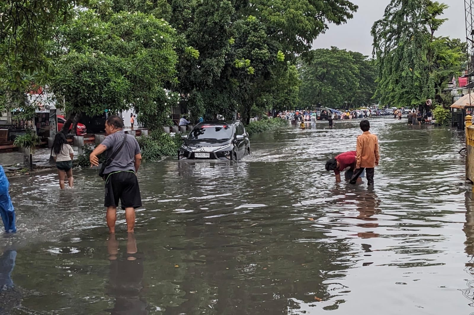 Hujan deras yang mengguyur Kota Surabaya sejak Jumat (14/3/2025) siang menyebabkan sejumlah kawasan terendam banjir