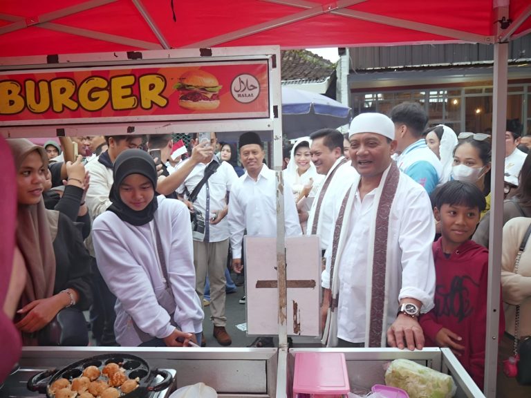 Gubernur Jawa Tengah, Ahmad Luthfi 
 usai membuka Zilenial Jateng Fest Kampung Ramadan Pungkursari di Kota Salatiga, Sabtu (22/3/2025).

