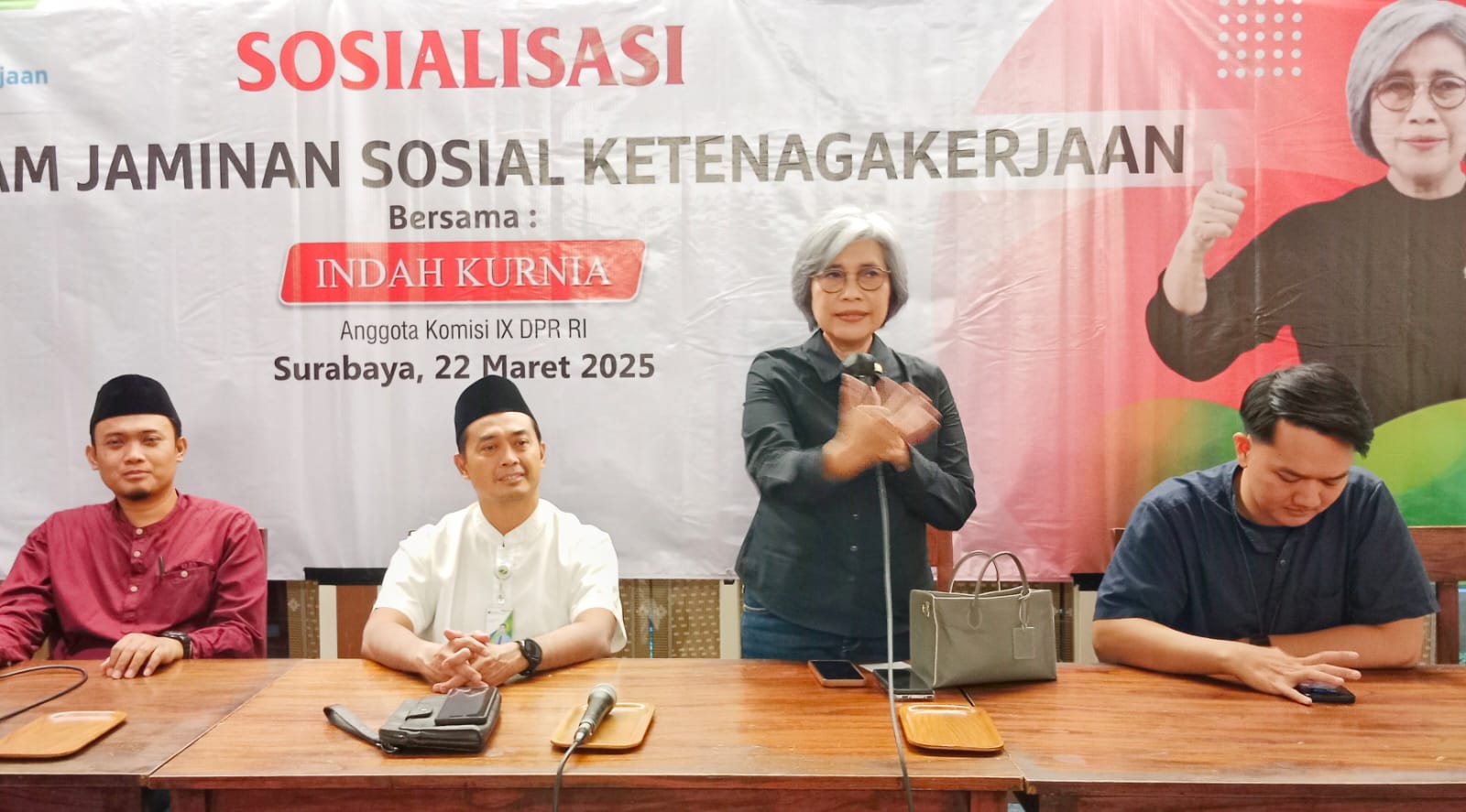 Anggota Komisi IX DPR RI, Indah Kurnia saat mengadakan sosialisasi program jaminan sosial ketenagakerjaan oleh BPJS Ketenagakerjaan Sidoarjo di Rumah Sae Surabaya, Sabtu, 22 Maret 2025