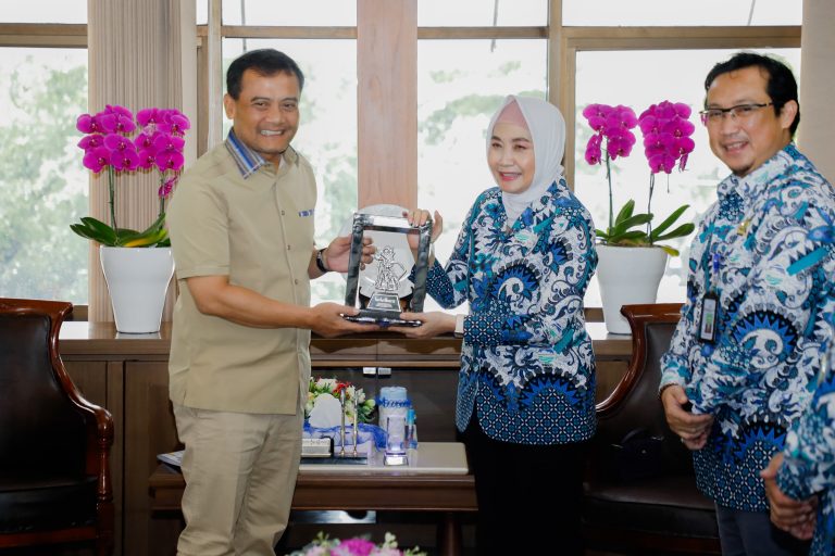 Kepala Badan Meteorologi Klimatologi dan Geofisika (BMKG), Dwikorita Karnawati,saat audiensi dengan Gubernur Jawa Tengah, Ahmad Luthfi, di Semarang, Minggu (23/3/2025)

