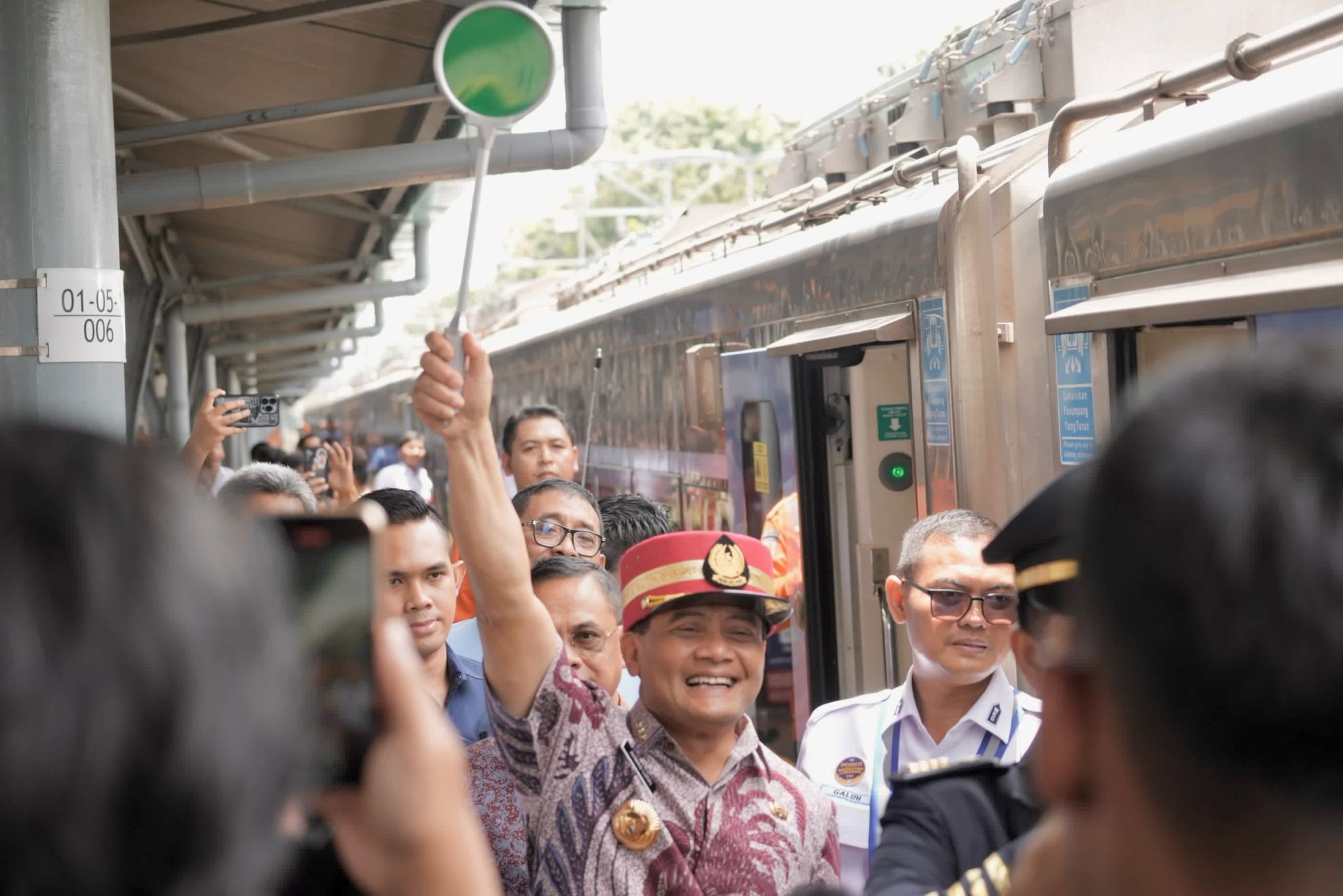 Gubernur Jateng Ahmad Luthfi saat memberangkatkan kereta api yang mengangkut pemudik dari jakarta program mudik gratis di Stasiun Pasar Senen, Jakarta, Kamis (27/3/2025)