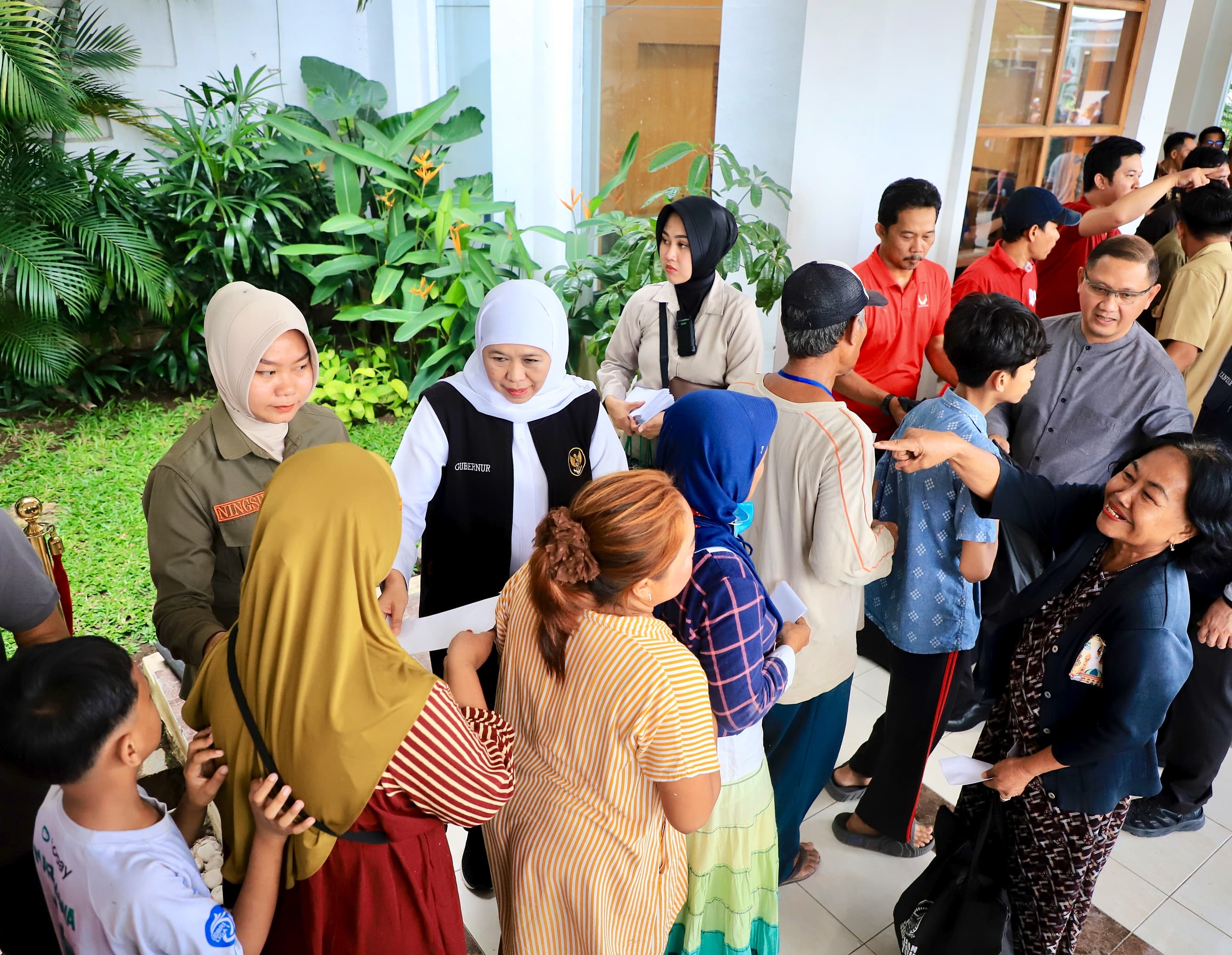 Gubernur Jawa Timur Khofifah Indar Parawansa memanfaatkan momen Hari raya Idul Fitri dengan Gelar Griya atau Open House yang terbuka untuk masyarakat umum pada 1 Syawal 1446 Hirjiah, Senin (31/3/2025).