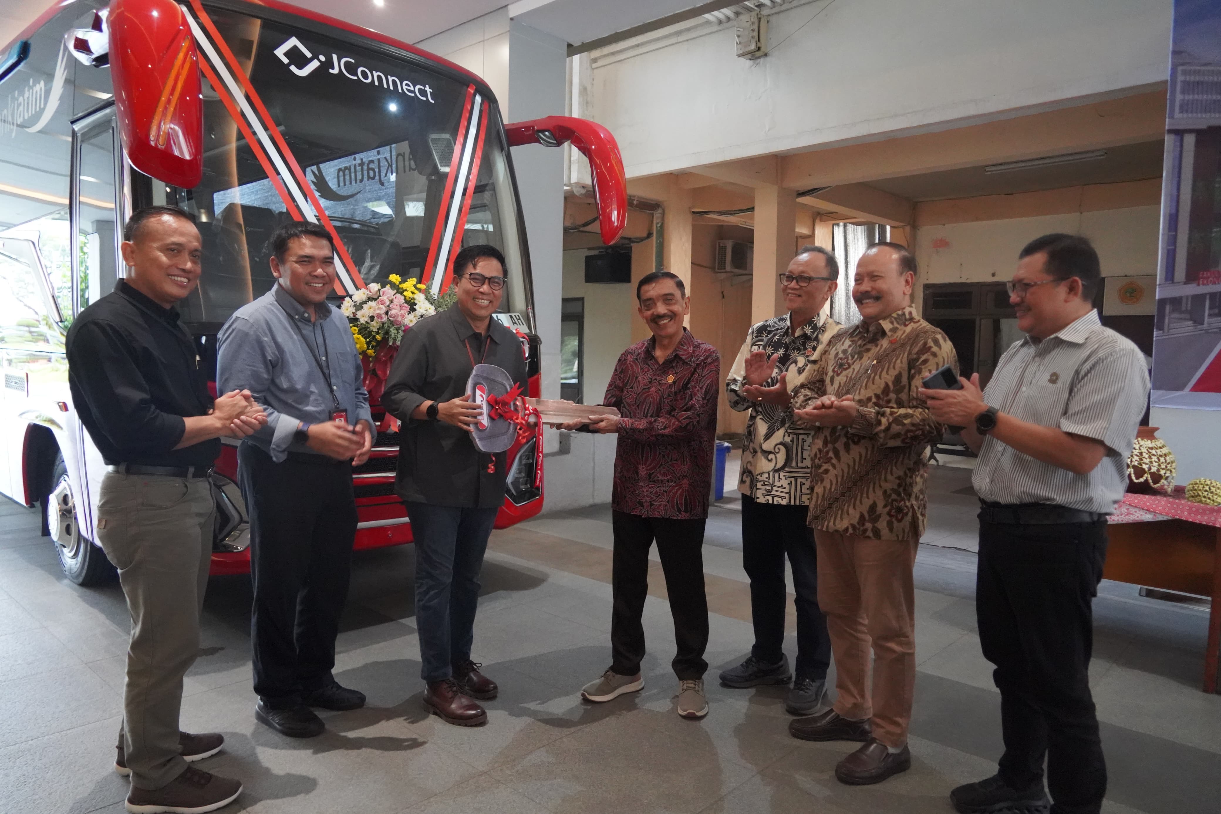 PT Bank Pembangunan Daerah Jawa Timur Tbk (Bank Jatim) dan Universitas 17 Agustus 1945 (Untag) Surabaya telah menandatangani Perjanjian Kerja Sama terkait sponsorship armada bus