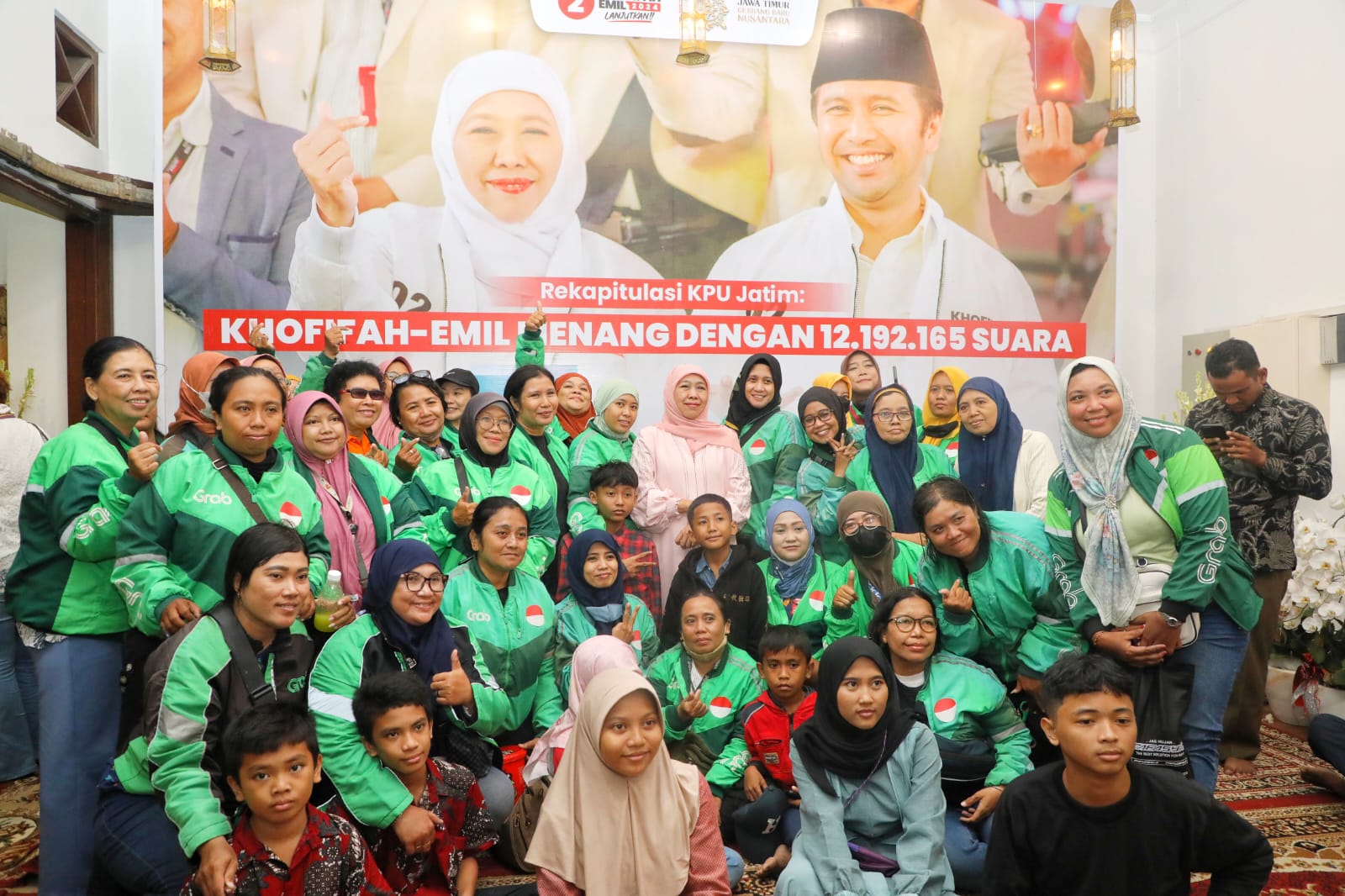 Gubernur Jawa Timur, Khofifah Indar Parawansa, kembali menggelar Open House pada hari kedua Lebaran Idulfitri 1446 Hijriah di kediamannya di Jalan Jemursari, Surabaya, Selasa (1/4).