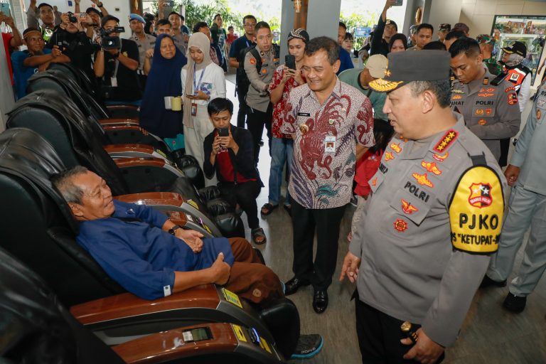 Gubernur Jawa Tengah, Ahmad Luthfi bersama Kapolri Jenderal Polisi Listyo Sigit Prabowo meninjau arus balik di Rest Area Pendopo, jalan tol KM 456, Kota Salatiga, Sabtu (5/4/2025).
