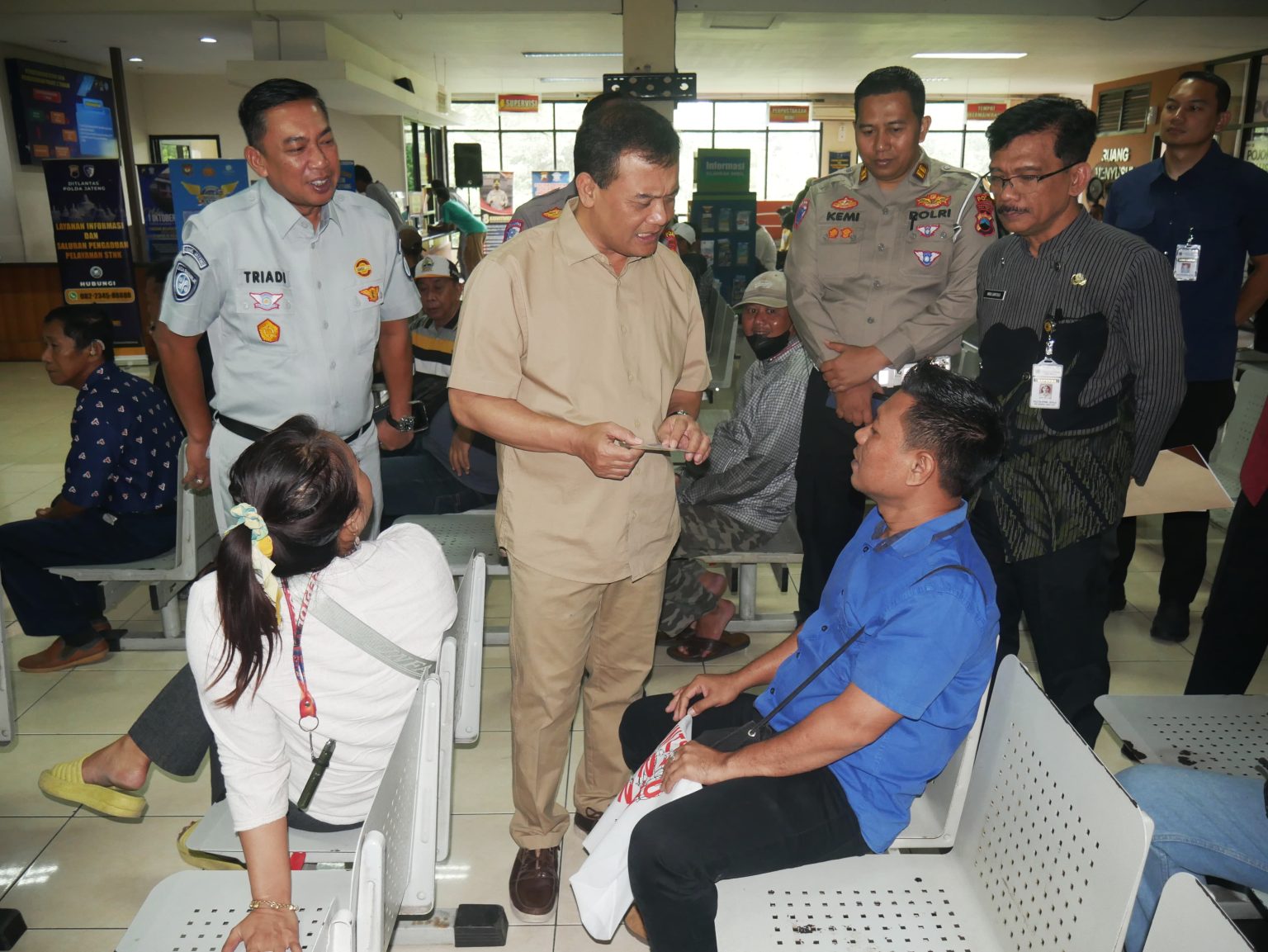 Gubernur Jawa Tengah Ahmad Luthfi saat meninjau pelaksanaan Program Pemutihan Pajak Kendaraan Bermotor di Kantor Samsat Banyumanik II Kota Semarang, Kamis (10/4/2025)