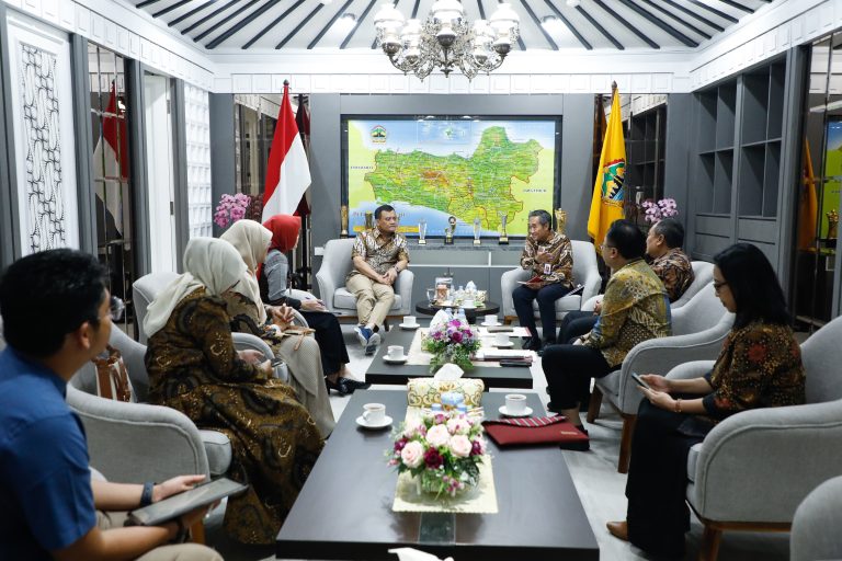 Kepala OJK Jateng Hidayat Prabowo, saat beraudiensi dengan Ahmad Luthfi, di kantor gubernur, Jumat (11/4/2025).

