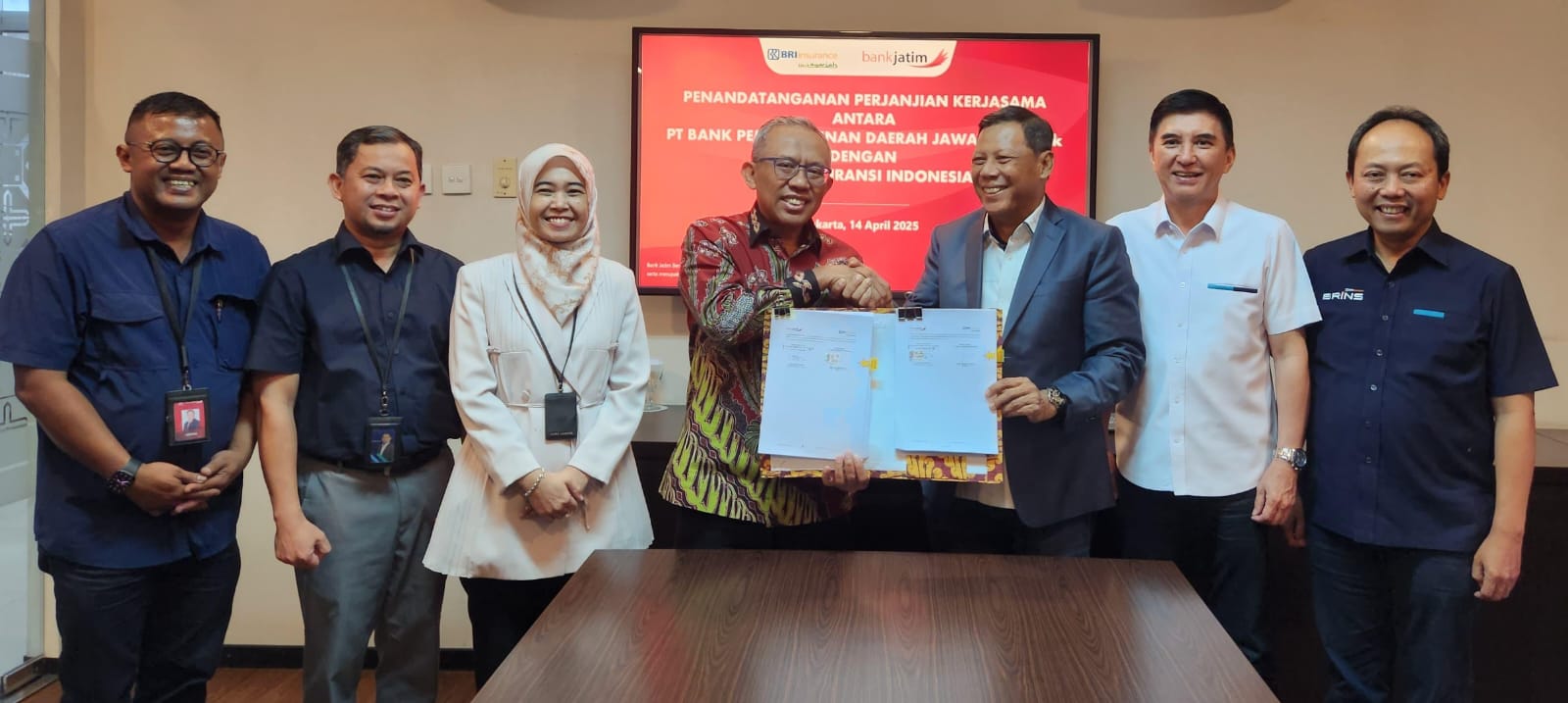 PT Bank Pembangunan Daerah Jawa Timur Tbk (Bank Jatim) telah melaksanakan penandatanganan pembaruan perjanjian kerja sama dengan PT BRI Asuransi Indonesia (BRINS) pada hari Senin (14/4)