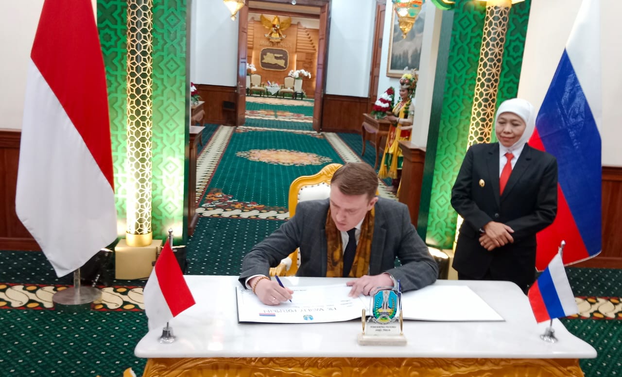 Gubernur Jawa Timur Khofifah Indar Parawansa menerima kunjungan Delegasi Provinsi Tomsk, Rusia di Gedung Negara Grahadi Surabaya, Rabu (16/4) malam.