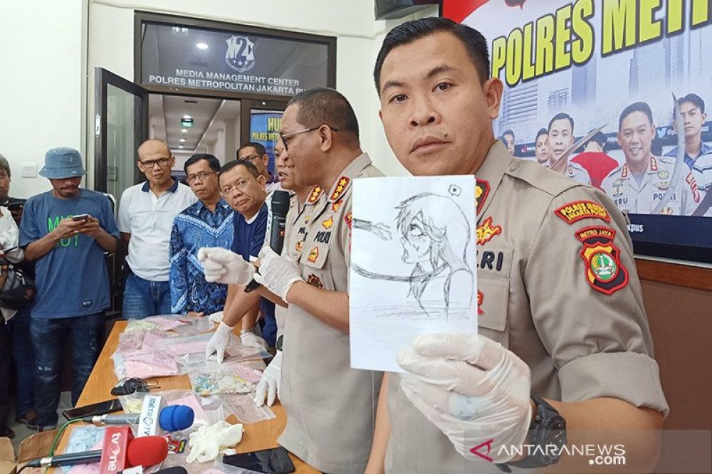Wakapolrestro Jakarta Pusat AKBP Susatyo memperlihatkan coretan gambar yang dibuat oleh tersangka NF (15) dalam gelar perkara di Mapolrestro Jakarta Pusat, Sabtu (7/3/2020). ANTARA/Andi Firdaus/am.