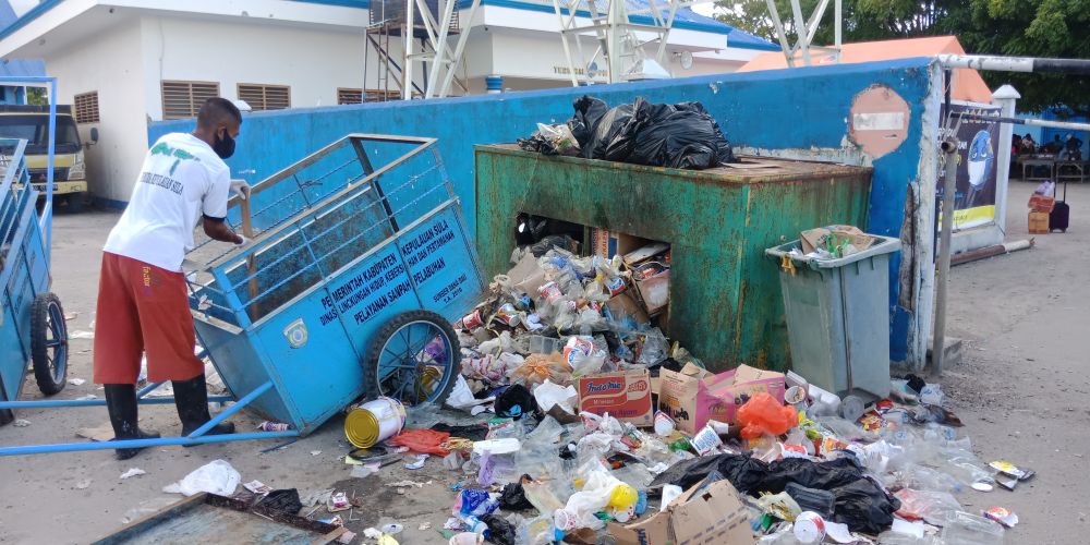 Pelabuhan Sanana Tercemar Limbah Rumah Tangga