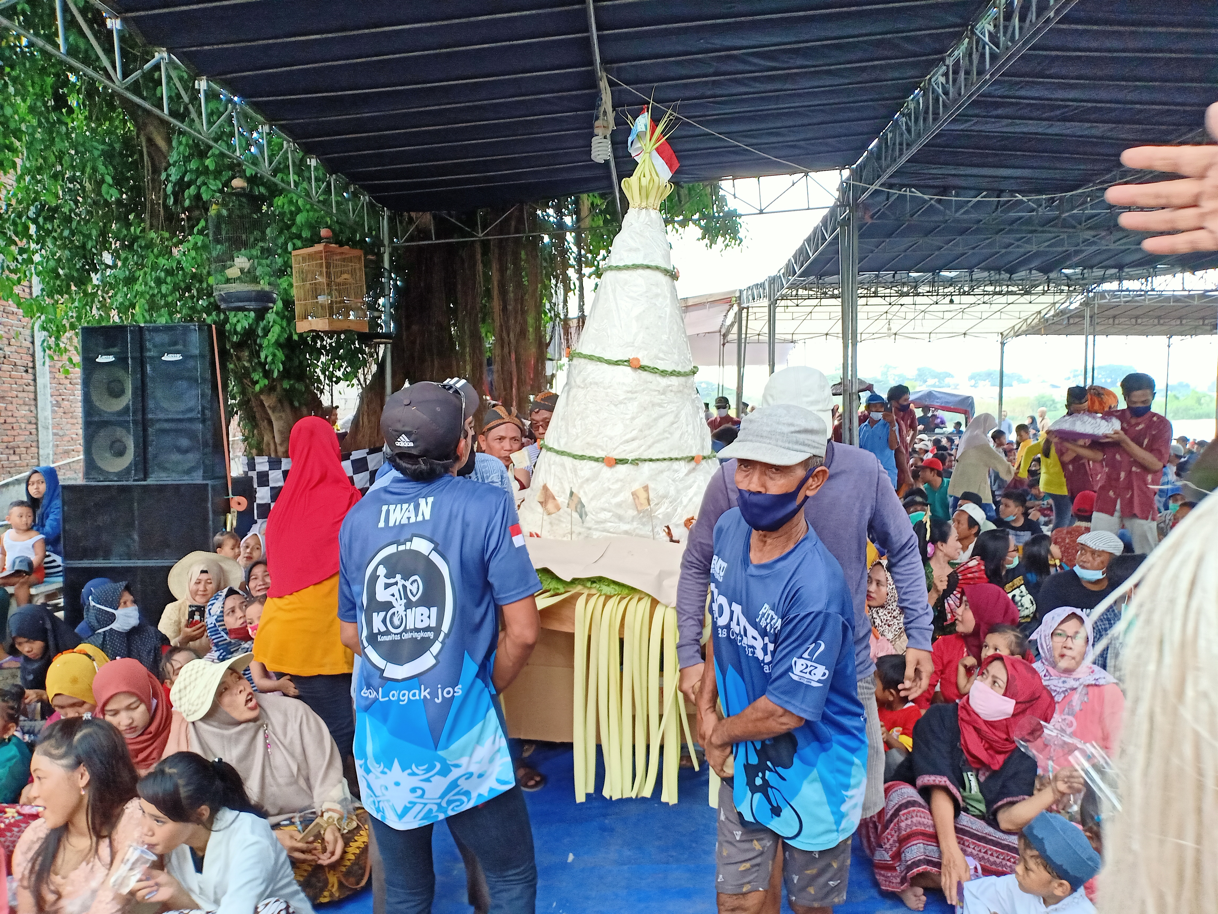 Tumpeng raksasa yang dibawa warga ke sumur kulon tempat dilaksanakannya sedekah bumi. Ono/HMP