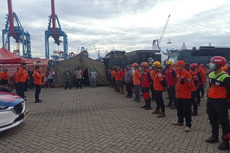 Koordinator Misi Pencarian dan Pertolongan Basarnas Rasman memimpin apel pelepasan tim selam dan relawan pencarian pesawat Sriwijaya Air nomor register PK-CLC SJ 182 rute Jakarta-Pontianak hilang kontak. Pelepasan relawan dilakukan di Terminal JICT II Jak