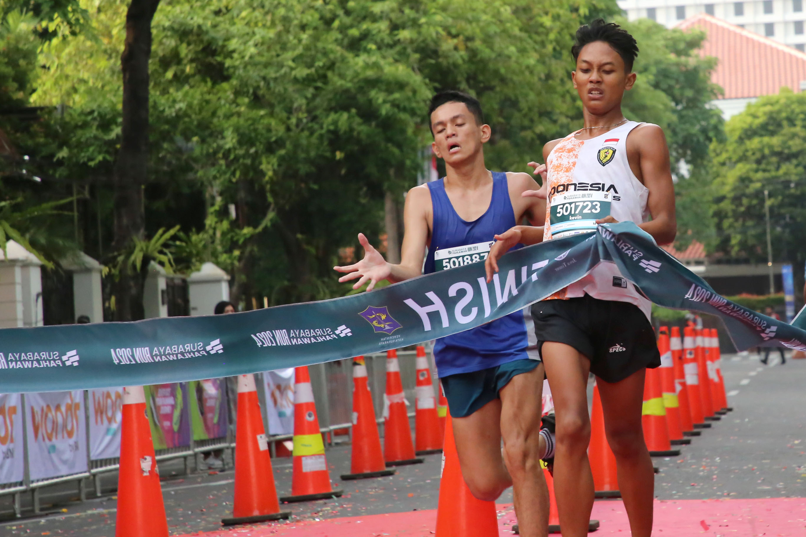 Pemkot Surabaya bekerja sama dengan Perhimpunan Rumah Sakit Seluruh Indonesia (PERSI) sukses menggelar acara Surabaya Pahlawan Run 2024, Minggu (17/11/2024).