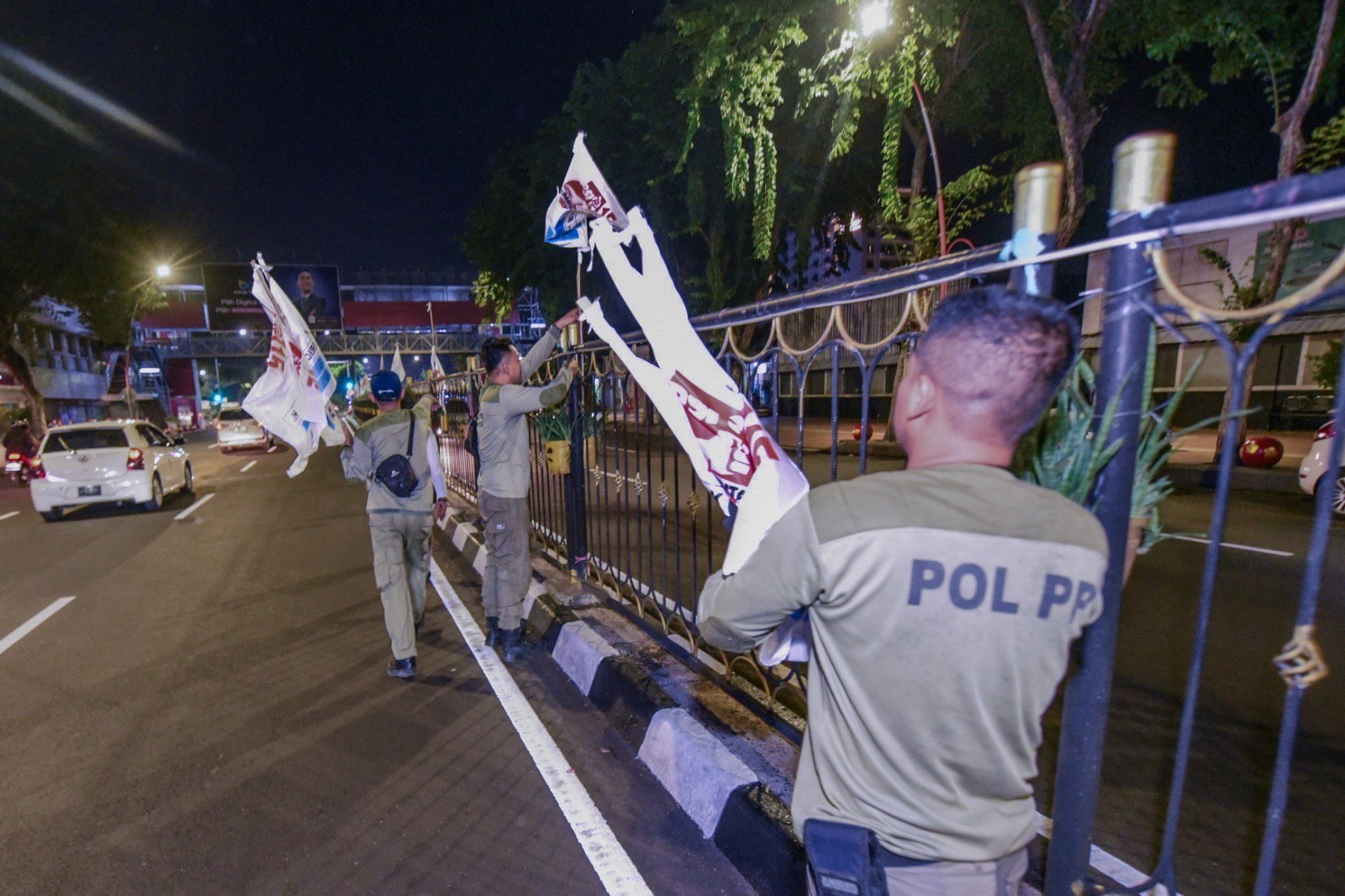 Satuan Polisi Pamong Praja (Satpol PP) memulai penertiban Alat Peraga Kampanye (APK) menjelang masa tenang Pemilu 2024, tepatnya pada Minggu, 24 November 2024.