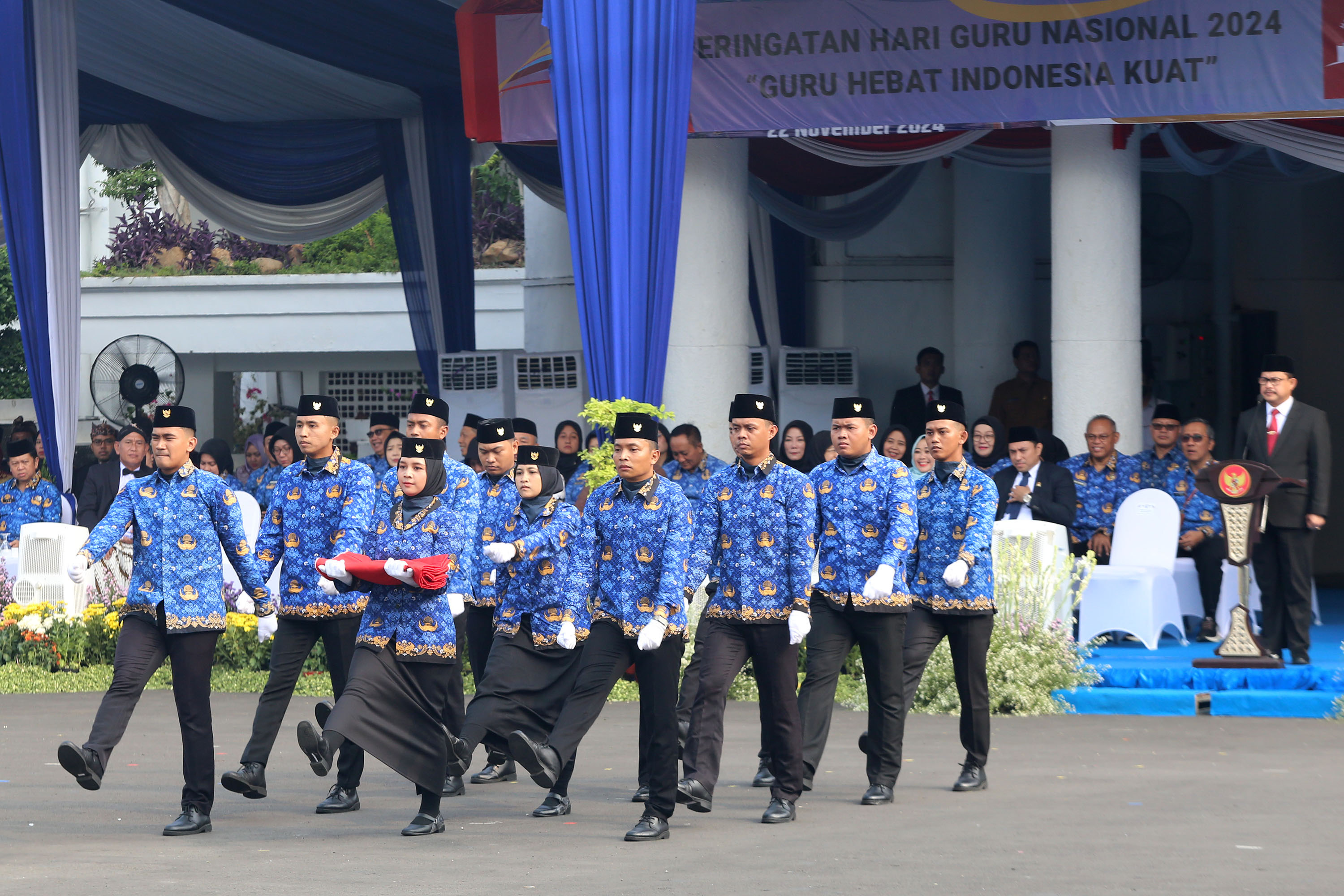 Pemkot Surabaya menggabungkan dua momen penting dalam upacara seremonial yang digelar di Halaman Balai Kota Surabaya hari ini: peringatan Hari Guru Nasional (HGN) dan Hari Ulang Tahun (HUT) Korps Pegawai Republik Indonesia (KORPRI) ke-53.